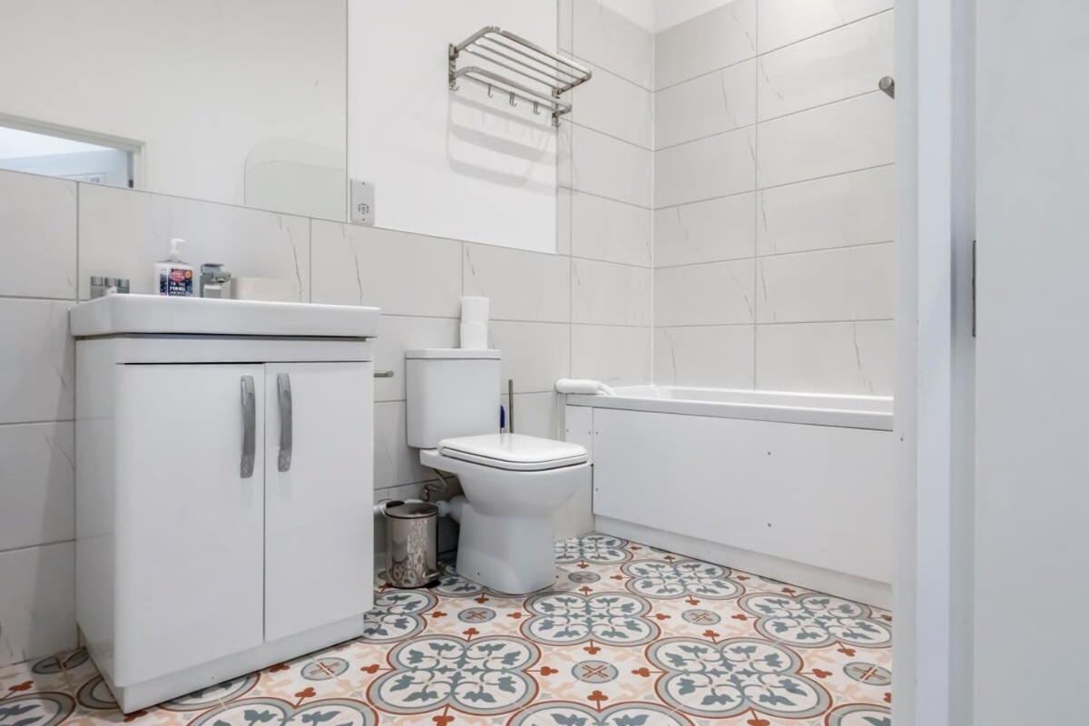 Lovely 1 Bedroom Apartment In Central Woking Eksteriør bilde
